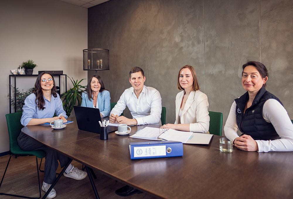 elbhandwerk-malereibetrieb-team-im-buero