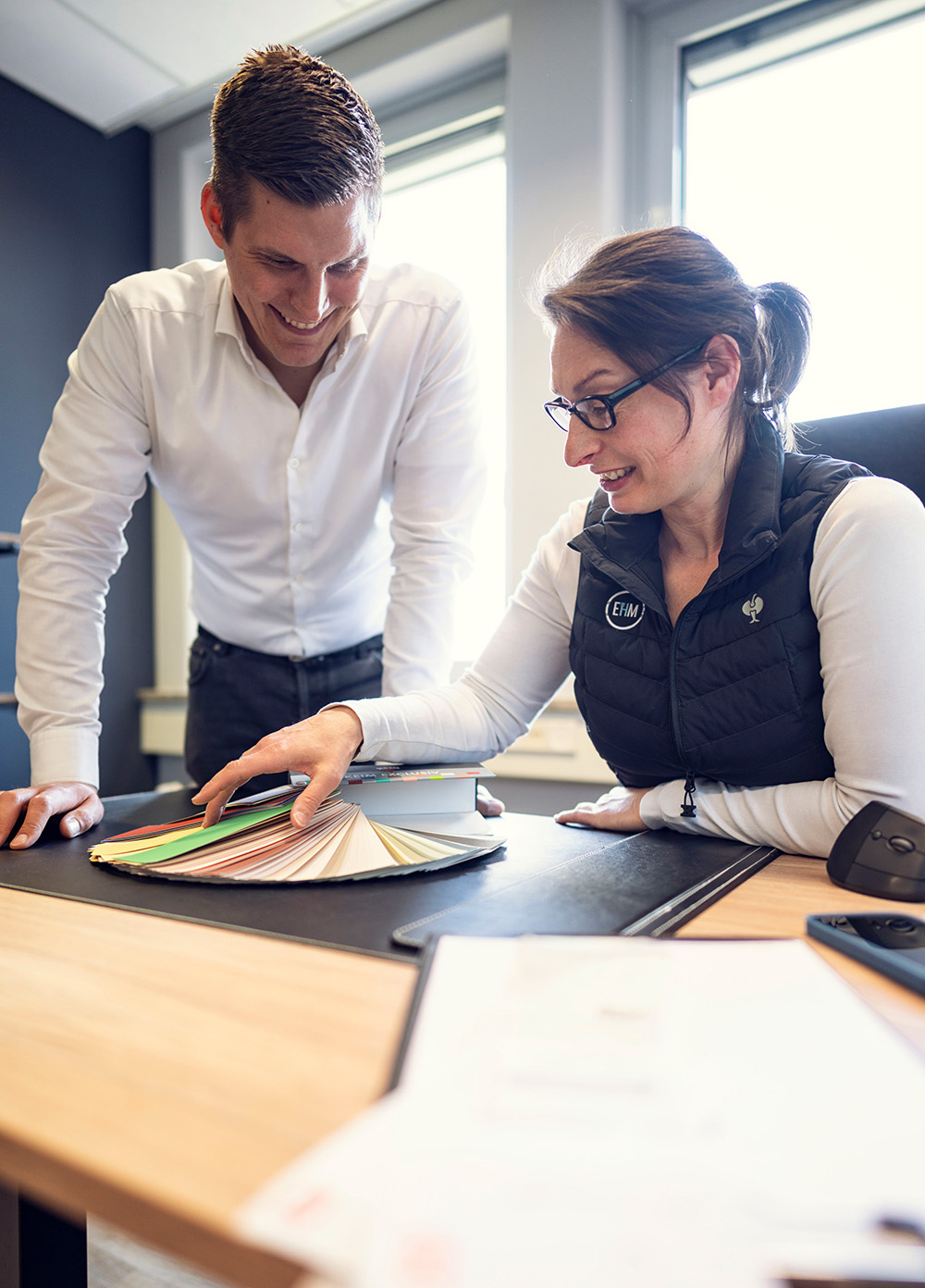 maler bei der farbberatung in hamburg